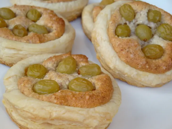 Слойки  с миндальным кремом и виноградом: шаг 6