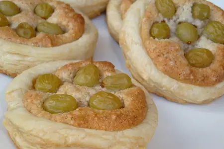 Слойки  с миндальным кремом и виноградом: шаг 6