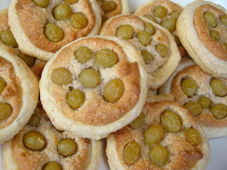 Слойки  с миндальным кремом и виноградом: шаг 7