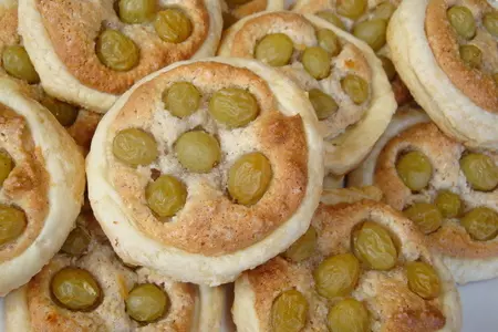 Слойки  с миндальным кремом и виноградом: шаг 7