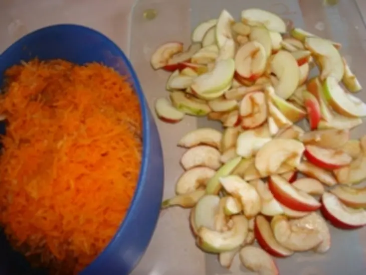 Яблочно-ореховый пирог с морковной стружкой: шаг 2