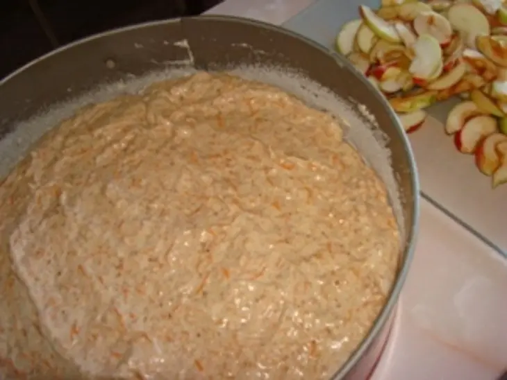 Яблочно-ореховый пирог с морковной стружкой: шаг 3
