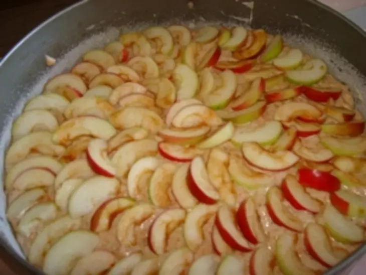 Яблочно-ореховый пирог с морковной стружкой: шаг 4