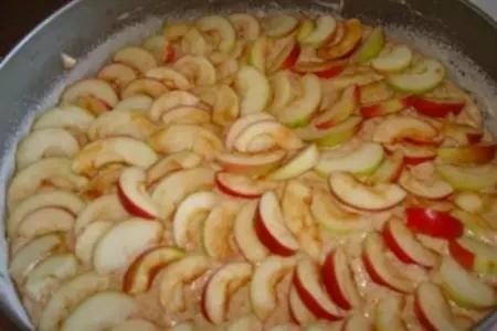 Яблочно-ореховый пирог с морковной стружкой: шаг 4