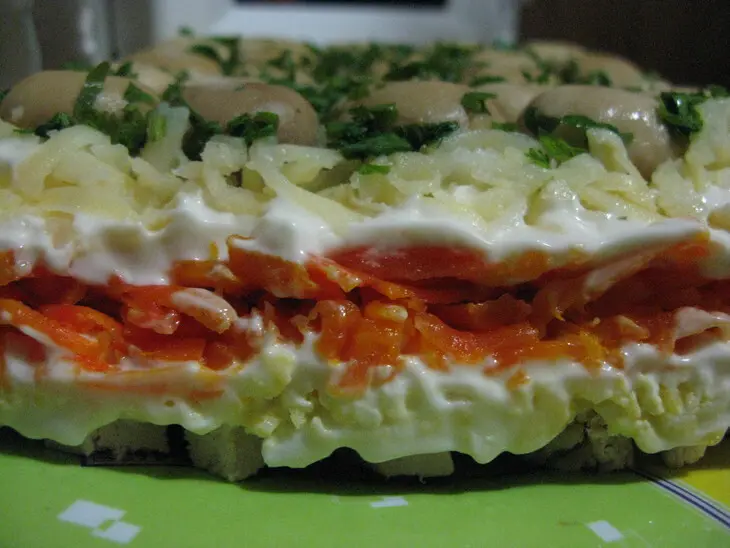 Салат "грибная поляна" с курицей: шаг 7
