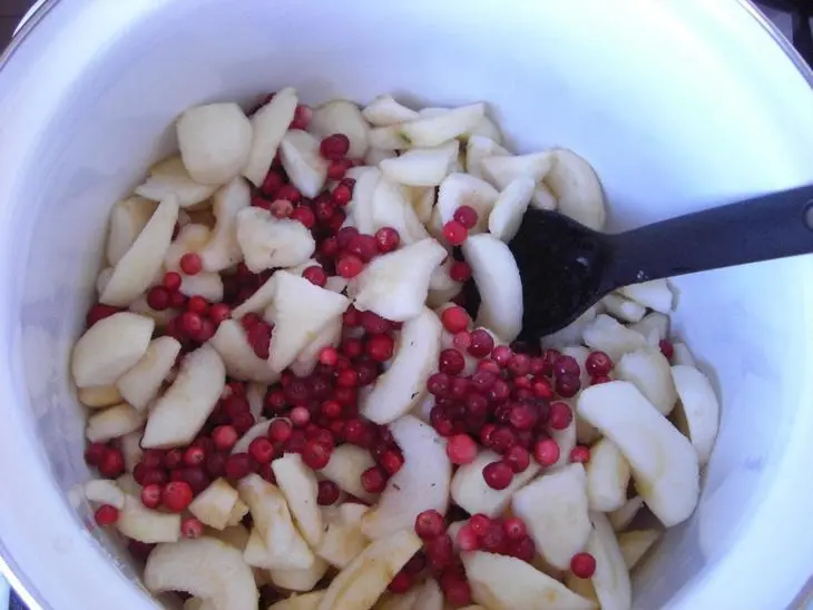 Брусничное варенье к мясу: шаг 1
