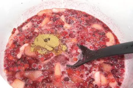 Брусничное варенье к мясу: шаг 3