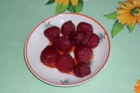 Бисквитный рулет с клубникой: шаг 3