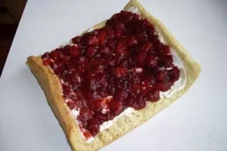 Бисквитный рулет с клубникой: шаг 5