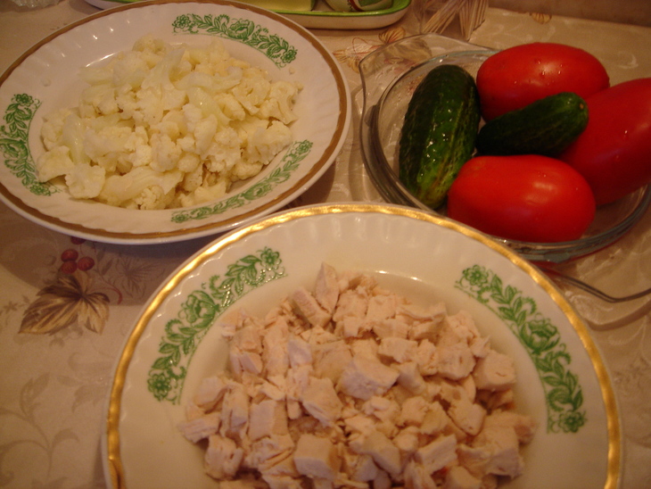 Салат из цветной капусты с куриной грудкой: шаг 1
