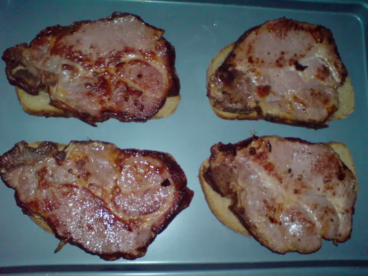 Шницели из сырокопченого мяса,запеченные под грибами с сыром: шаг 4