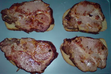 Шницели из сырокопченого мяса,запеченные под грибами с сыром: шаг 4