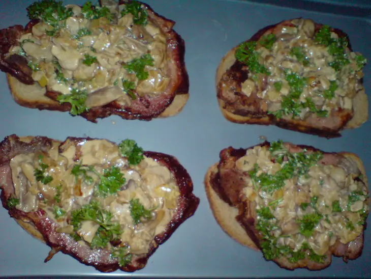 Шницели из сырокопченого мяса,запеченные под грибами с сыром: шаг 6