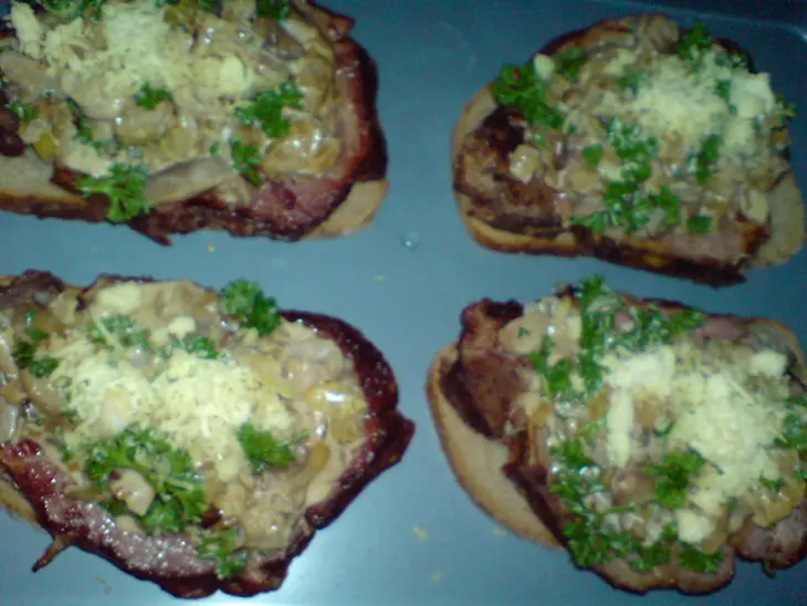 Шницели из сырокопченого мяса,запеченные под грибами с сыром: шаг 7