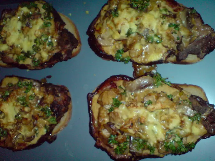 Шницели из сырокопченого мяса,запеченные под грибами с сыром: шаг 8