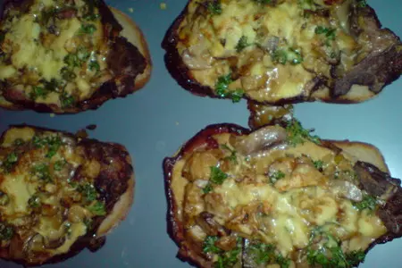 Шницели из сырокопченого мяса,запеченные под грибами с сыром: шаг 8