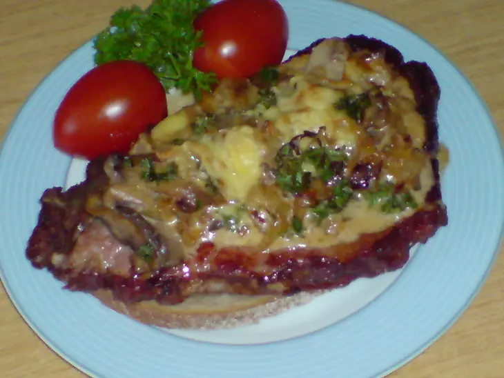 Шницели из сырокопченого мяса,запеченные под грибами с сыром: шаг 9
