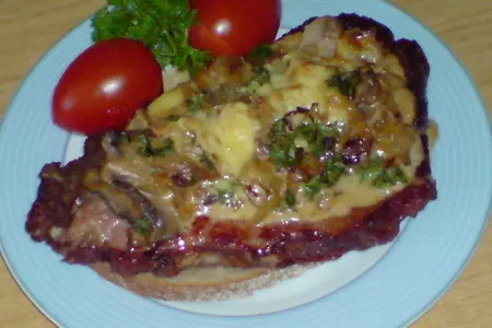 Шницели из сырокопченого мяса,запеченные под грибами с сыром: шаг 9
