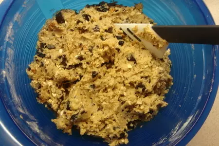 Домашнее печенье с орехами, изюмом и шоколадной крошкой: шаг 1
