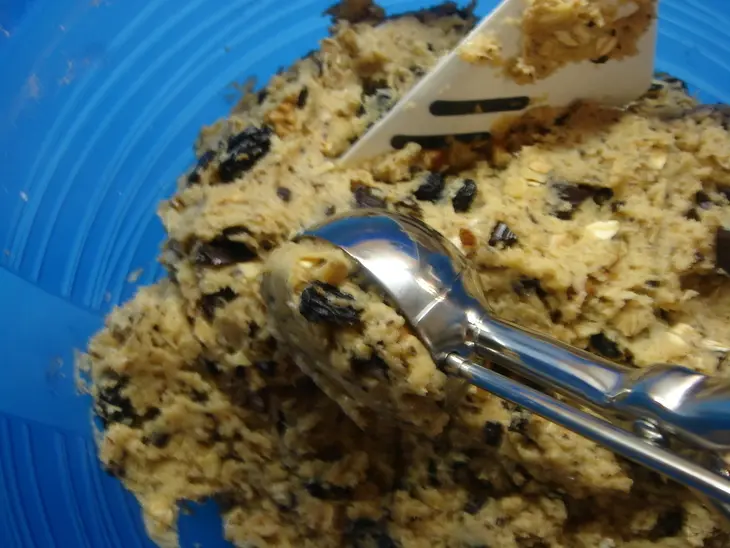 Домашнее печенье с орехами, изюмом и шоколадной крошкой: шаг 2