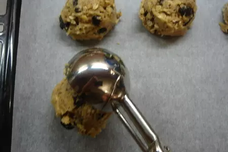 Домашнее печенье с орехами, изюмом и шоколадной крошкой: шаг 3