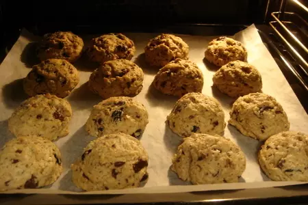 Домашнее печенье с орехами, изюмом и шоколадной крошкой: шаг 5
