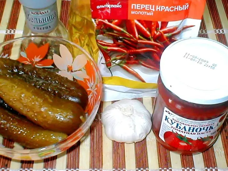 Аджика  из  соленых  огурцов: шаг 1