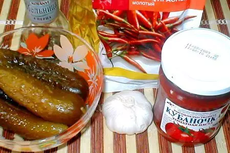 Аджика  из  соленых  огурцов: шаг 1