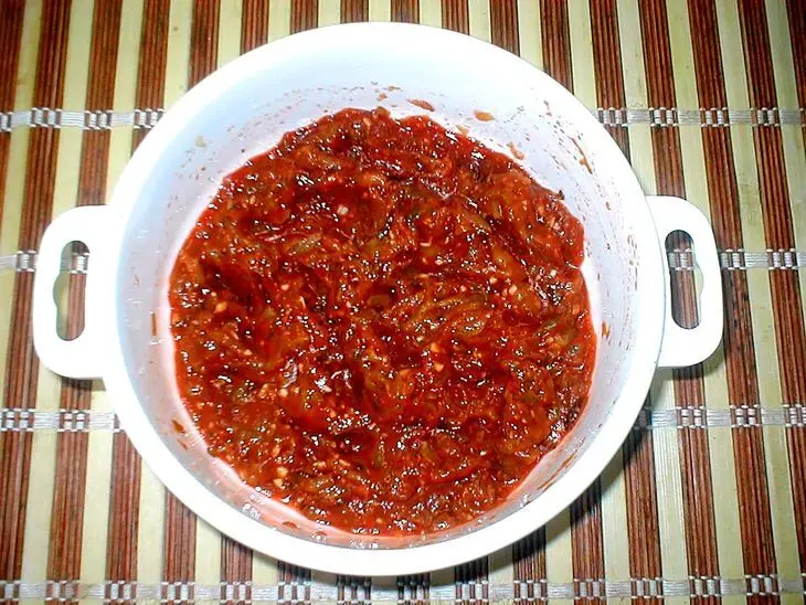 Аджика  из  соленых  огурцов: шаг 3