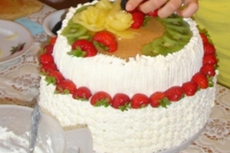 Торт "лукошко с фруктами" со взбитыми сливками: шаг 4