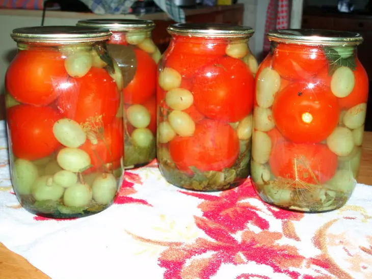 Маринованные помидоры с виноградом: шаг 2