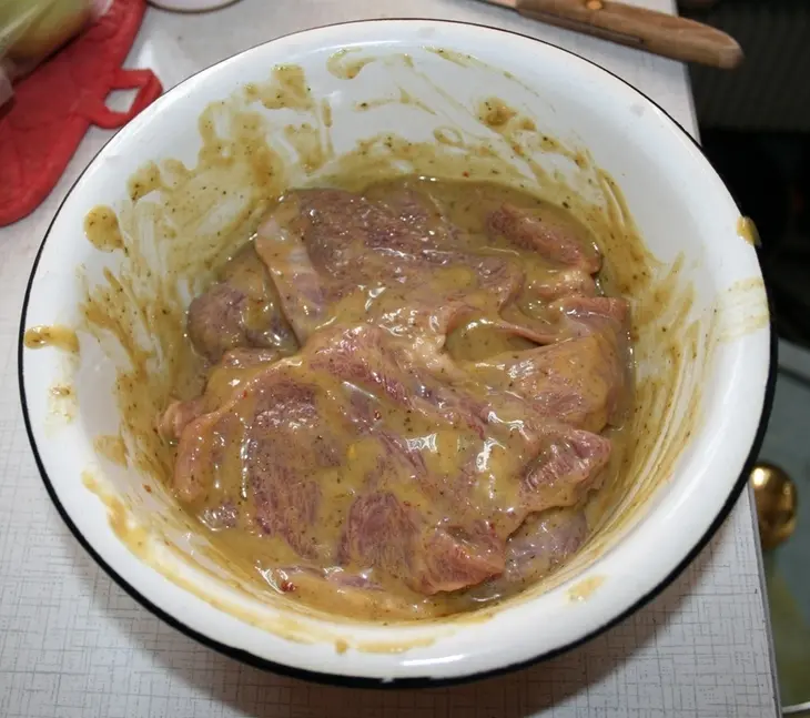 Свинина с яблоками в пиве: шаг 2