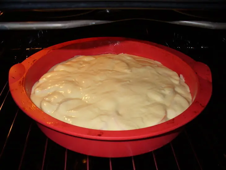 Пирог с  персиками и сливами: шаг 3