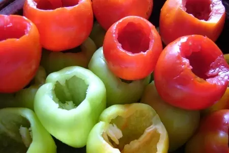 Помидоры и перец фаршированные мясом и рисом: шаг 1