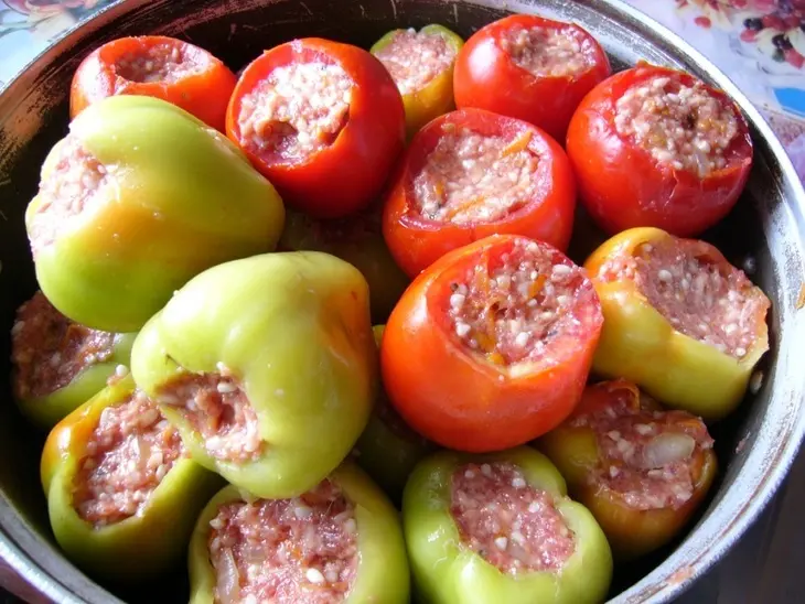 Помидоры и перец фаршированные мясом и рисом: шаг 4