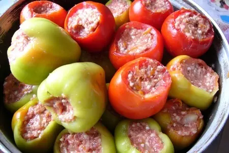 Помидоры и перец фаршированные мясом и рисом: шаг 4