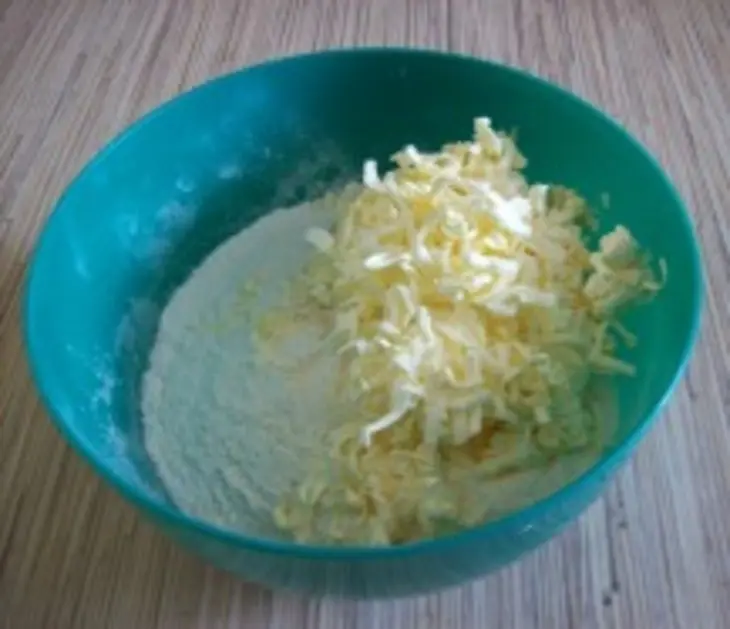 Двухслойный пирог с яблоками: шаг 1