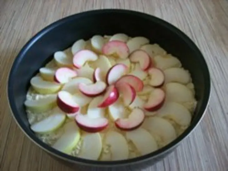 Двухслойный пирог с яблоками: шаг 3