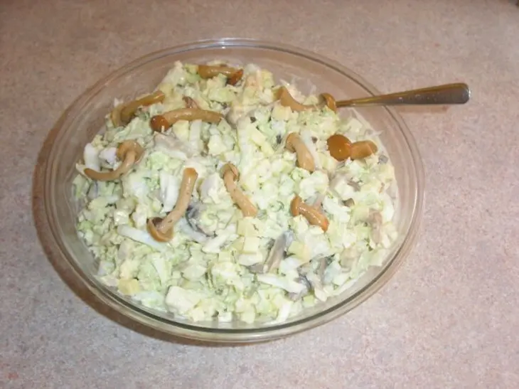 Салат 'каприз" из курицы с сыром и грибами: шаг 4