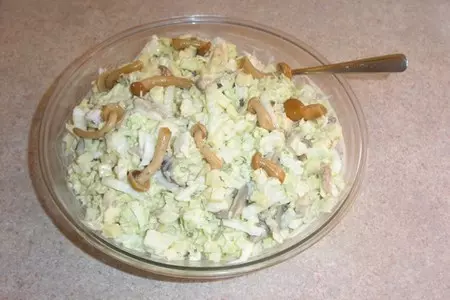 Салат 'каприз" из курицы с сыром и грибами: шаг 4