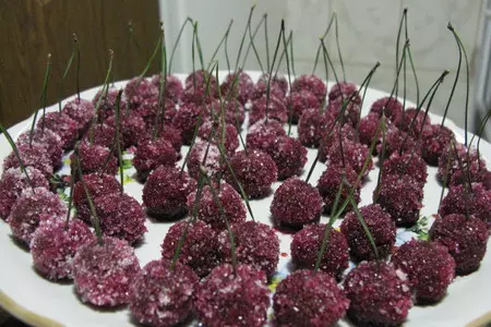 Пирожное без выпечки " вишенки ": шаг 6