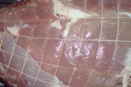 Мясо ,запеченное под сметанно-горчичным кремом и нашпигованое черносливом: шаг 1