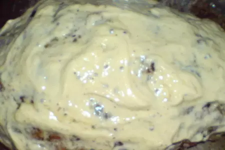 Мясо ,запеченное под сметанно-горчичным кремом и нашпигованое черносливом: шаг 6