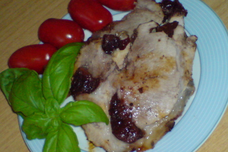 Мясо ,запеченное под сметанно-горчичным кремом и нашпигованое черносливом: шаг 8