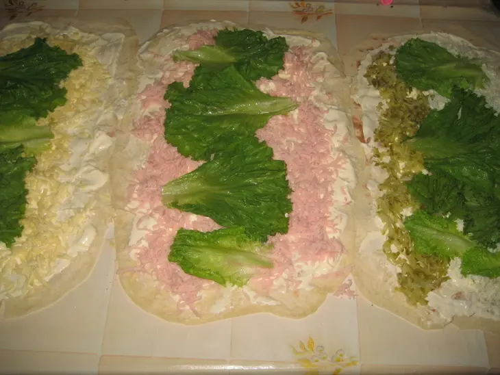 Рулет из лаваша с ветчиной и солеными огурчиками: шаг 2