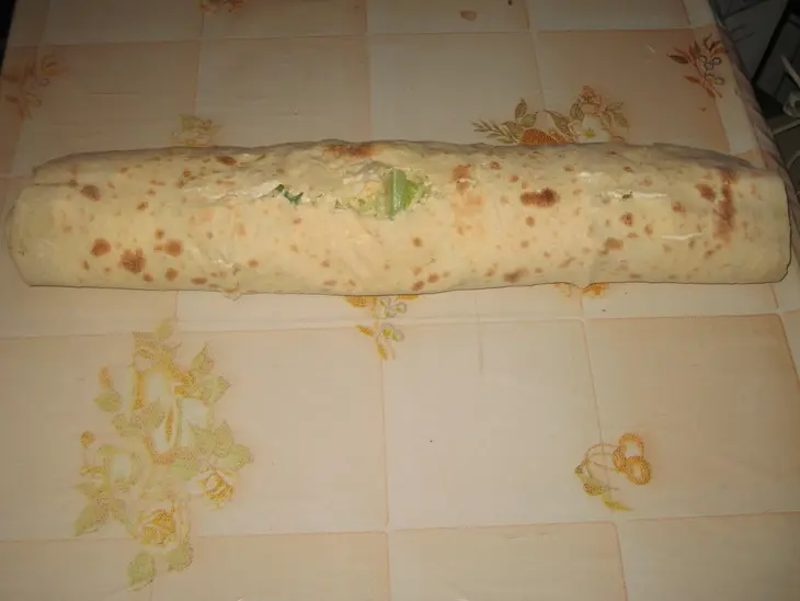 Рулет из лаваша с ветчиной и солеными огурчиками: шаг 3