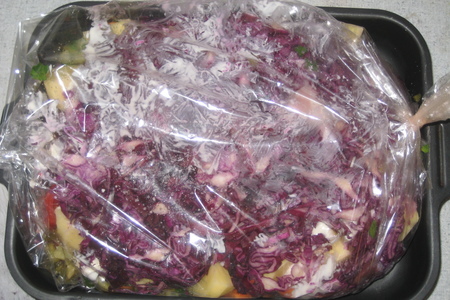 Мяско с овощами и с фиолетовой капустой,с солеными огурчиками из рукава.: шаг 3
