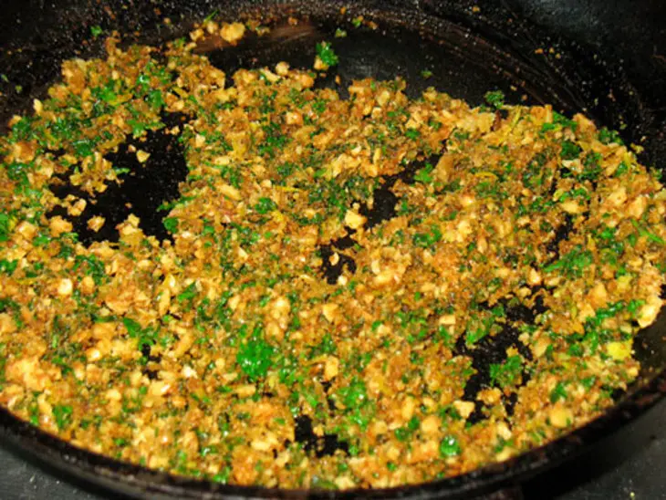 Куриная грудка с зелёной стручковой фасолью под крошкой из орехов,петрушки и лимонной цедры: шаг 2