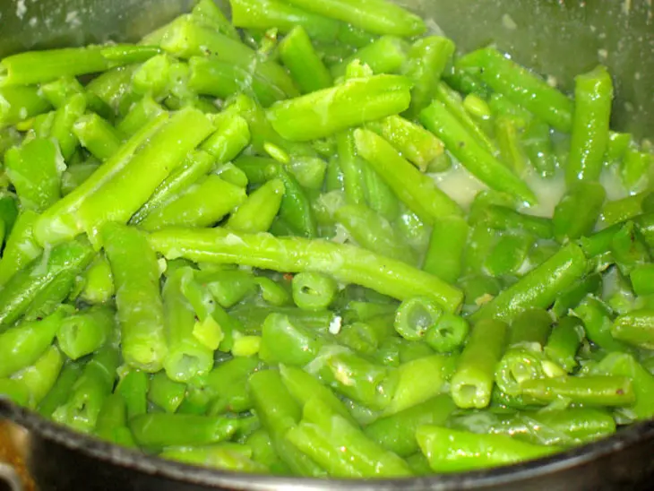 Куриная грудка с зелёной стручковой фасолью под крошкой из орехов,петрушки и лимонной цедры: шаг 3
