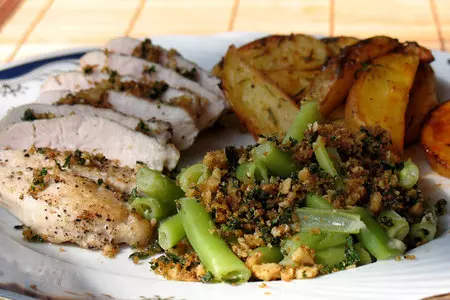 Куриная грудка с зелёной стручковой фасолью под крошкой из орехов,петрушки и лимонной цедры: шаг 5